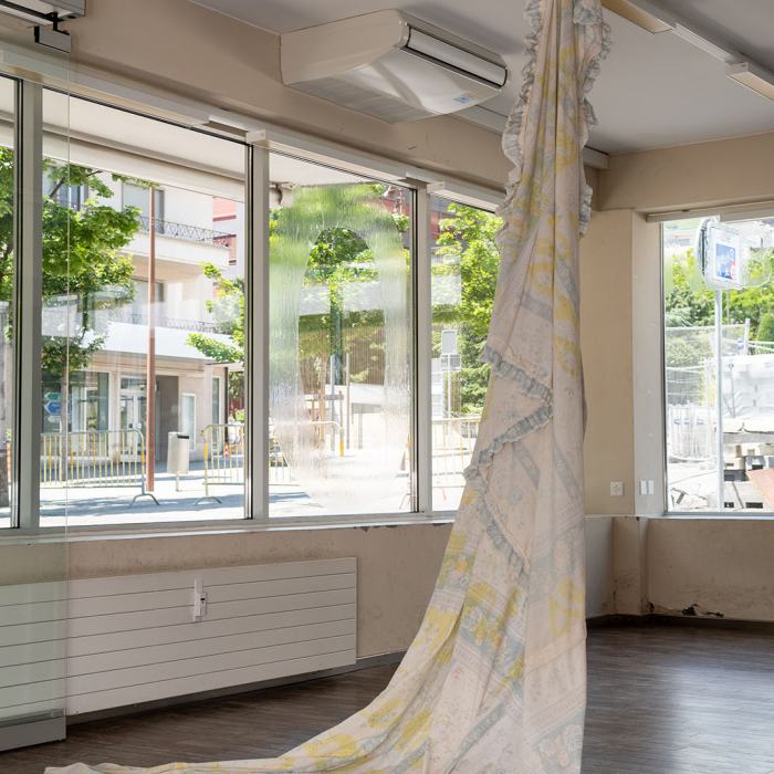 Léa Stuby, Tu vois, Morfar a fait des choses qui durent et moi j’ai fait des bouquets de mariées qui durent pas et les mariages qui durent pas non plus... Tous mes décorations sont morts après quelques jours. C’est tout différent, travail de Master
Photo: Maurice Eggel  / EDHEA