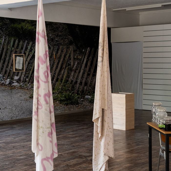 Léa Stuby, Tu vois, Morfar a fait des choses qui durent et moi j’ai fait des bouquets de mariées qui durent pas et les mariages qui durent pas non plus... Tous mes décorations sont morts après quelques jours. C’est tout différent, travail de Master
Photo: Maurice Eggel  / EDHEA