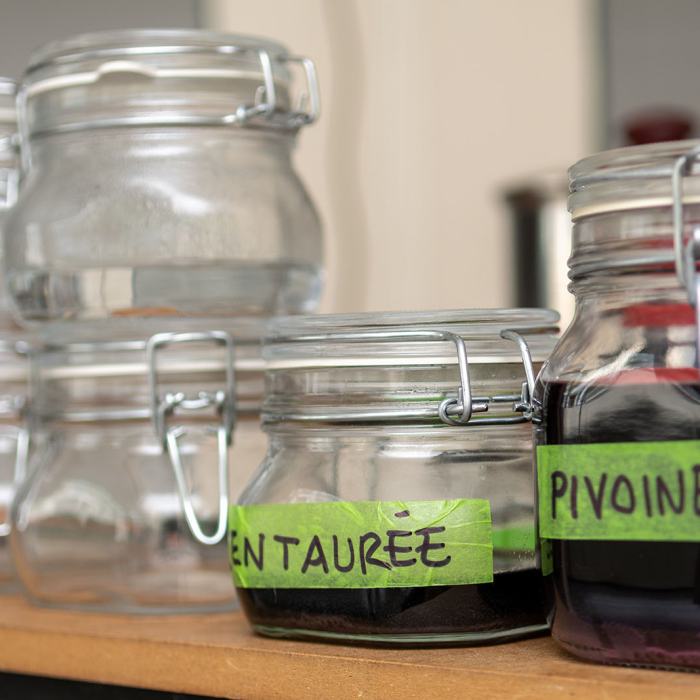 Léa Stuby, Tu vois, Morfar a fait des choses qui durent et moi j’ai fait des bouquets de mariées qui durent pas et les mariages qui durent pas non plus... Tous mes décorations sont morts après quelques jours. C’est tout différent, travail de Master
Photo: Maurice Eggel  / EDHEA