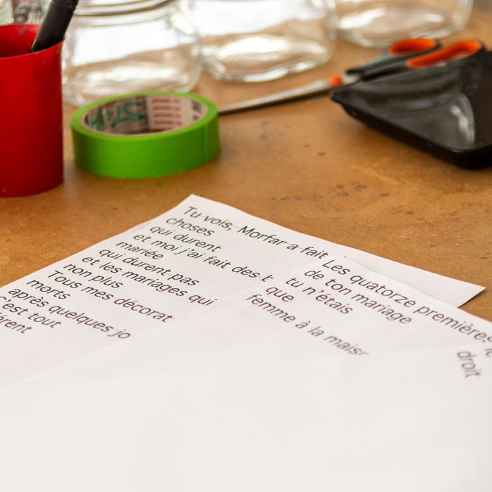 Léa Stuby, Tu vois, Morfar a fait des choses qui durent et moi j’ai fait des bouquets de mariées qui durent pas et les mariages qui durent pas non plus... Tous mes décorations sont morts après quelques jours. C’est tout différent, travail de Master
Photo: Maurice Eggel  / EDHEA