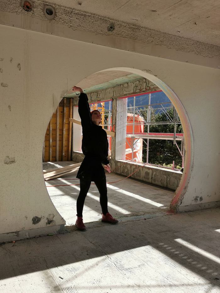 Claire Frachebourg, étudiante Bachelor, performance sonore dans le chantier Alpole, 2020, DR