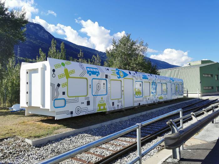 Jessie Meillard, élève graphiste, nouvel habillage d’un wagon de train de Constellium Valais SA, 2020, photo : DR