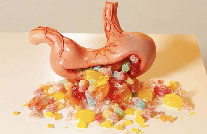 Kezia Davis, Amertume, 2024
Argile, peinture acrylique, vernis, bonbons