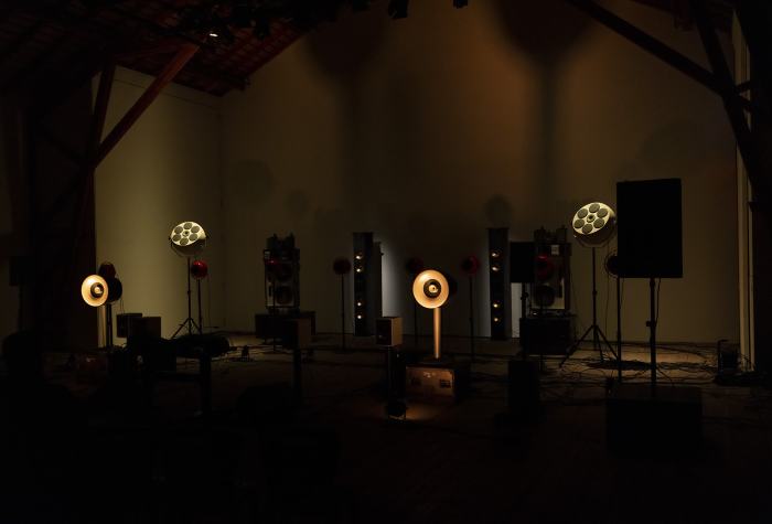 Anlässlich ihres 75-jährigen Jubiläums und des 20-jährigen Bestehens ihrer Abteilung für Tonorganisation organisierte die EDHEA in Zusammenarbeit mit der Ferme-Asile, dem INA grm und Stenheim drei Abende rund um das Acousmonium des INA grm.
© Maximilien Urfer / EDHEA