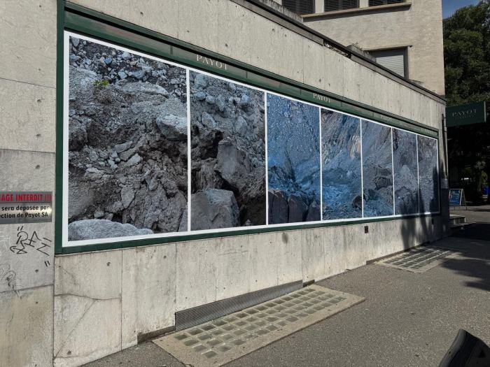 Im Sommer 2025 präsentierte Camille Llobet ein großformatiges Werk an der Fassade von Payot Sion. Mit Unterstützung der Stadt Sion und des Museums von Bagnes sowie in Zusammenarbeit mit Enseignex.